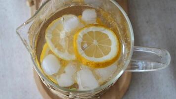 erfrischend Limonade mit Eis und Zitrone Scheiben video