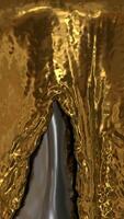 flytande guld strömmande vertikalt från topp till botten beläggning mörk metallisk yta i glansig high-end rörelse representerar prestige och material omvandling video