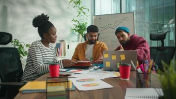 três o negócio trabalhadores equipe instruções encontro escritório discutir documentos resultado Estatísticas com computador portátil resolução financeiro despesas companhia problema. sorridente africano americano informal empresária com hindu homens video