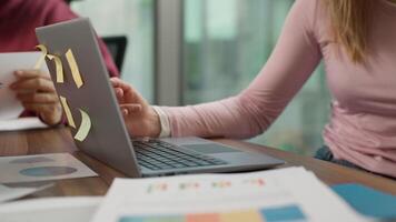 caucasiano estagiário mulher usando computador computador portátil falando com o negócio homem indiano mentor patrão apontando às tela explicar Socorro Programas discutir informal equipe reunião. três multirracial colegas às mesa video