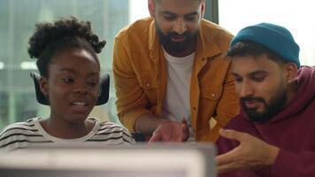 tre mångfald kollegor arbetare i tillfällig kontor argumenterar handla om dokumentera data ser i bärbar dator raser informell små företag team emotionell talande diskutera arbete marknadsföring resultat leende video