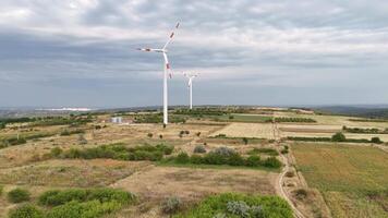 vind turbiner roterande i öppen fält Drönare video