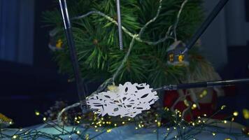 intelligent intelligence en train de préparer flocon de neige de papier tandis que en train de préparer à le Noël. tondu voir. futur les technologies concept video