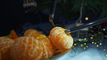 gadget humanoïde pelures mandarine tandis que en train de préparer à le Noël. tondu voir. des ordinateurs et cyber droïde concept video
