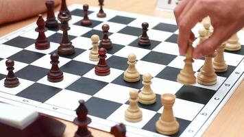 unkenntlich Menschen spielen Schach beim das Tisch. Konzept von Hobbys und Tafel Spiele, Gehirn Entwicklung und Logik video