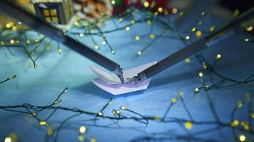 artificiel intelligence robot en train de préparer flocon de neige de papier tandis que en train de préparer à le Noël. tondu vue video