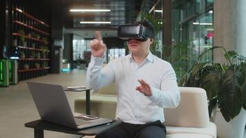 de edad mediana empresario programador software desarrollador utilizando auriculares aplicación haciendo un presentación. acecho virtual realidad 3d 360 . maduro chico gerente en camisa en vr gafas de protección trabajando a oficina vestíbulo. video