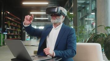 maduro empresario programador software desarrollador utilizando auriculares aplicación haciendo un presentación. acecho virtual realidad 3d 360 . barbado canoso chico en traje en vr gafas de protección trabajando a oficina vestíbulo. video