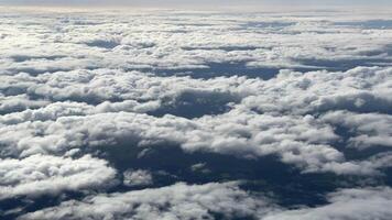 expansiv antenn se av mjuk, böljande moln övergång genom varierande nyanser av vit och grå, fångande de lugn skönhet av de himmel i kontinuerlig rörelse video