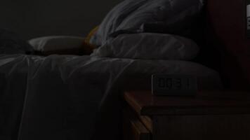 hombre luchando con insomnio lanzando y torneado en cama video