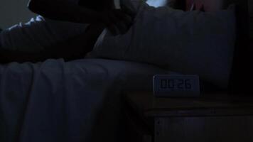 mujer sufrimiento desde insomnio lanzando y torneado en cama video