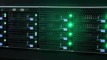 servidor estante parpadeo verde luces en datos centro. medios de comunicación video