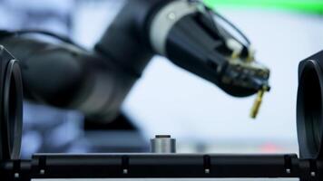 robot ärm roterande och positionering en komponent i en laboratorium. media video