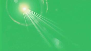 ljus starburst ljus med lång strålande strålar och optisk blossa effekt på grön skärm hög kvalitet isolerat bakgrund för visuell effekter grön skärm redigering rörelse design och täcka över använda sig av video