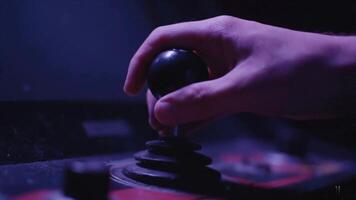 nostalgico portico gioco schermo viene visualizzato retrò pixel arte personaggi nel debole, atmosferico illuminazione. video