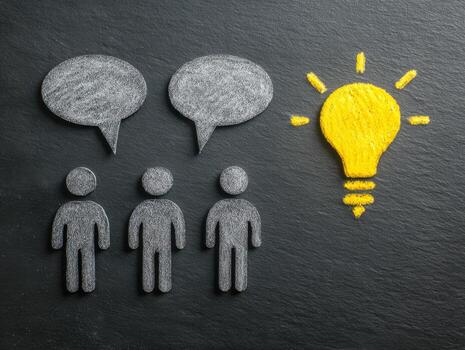 tiza dibujos de Tres personas con habla burbujas siguiente a un brillante amarillo bombilla simbolizando trabajo en equipo y colaborativo idea Generacion en un pizarra antecedentes foto