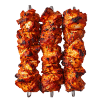 drei Spieße von gegrillt Hähnchen Kebab reich gewürzt auf transparent Hintergrund png