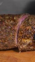 cortar carne balyk manos en negro látex guantes en un de madera tablero con un cuchillo cortar delicioso carne rebanar carne plato hogar Cocinando de fumar video