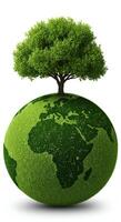 verde tierra globo con continentes cubierto en césped y un árbol en parte superior planeta foto
