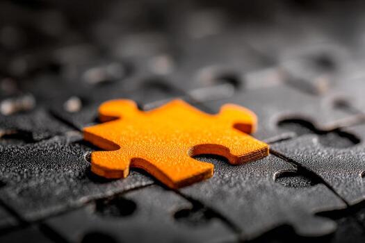 de cerca de un vibrante naranja rompecabezas pedazo en pie fuera en un texturizado negro rompecabezas rompecabezas antecedentes simbolizando unicidad y problema resolviendo conceptos foto