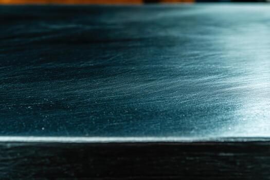 reflexivo superficie de un pulcro oscuro mesa en un moderno ajuste durante noche ligero foto