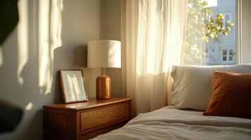 sereno dormitorio interior con luz de sol y minimalista decoración foto