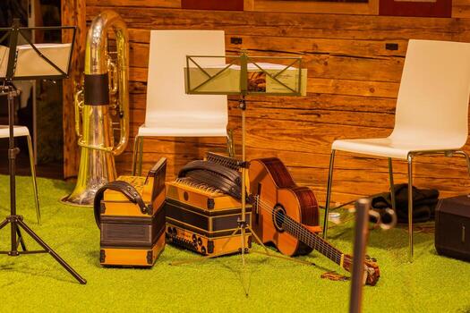 musical instrumentos arreglado en verde césped con vacío sillas y de madera fondo para actuación ajuste foto