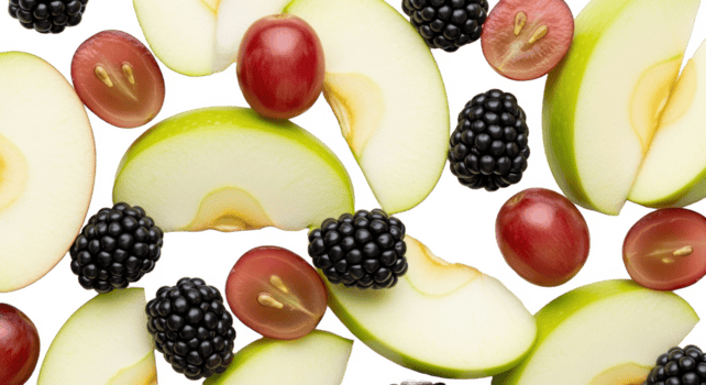 creativo piatto posare di misto affettato verde mele, sparpagliato rosso uva, e fresco more la creazione di un' colorato frutta modello sfondo png