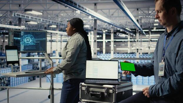 datos centrar trabajador usos aislado pantalla teléfono inteligente mientras despliegue profundo aprendizaje software. servidor cubo empleado usos croma llave móvil teléfono mientras formación ai sistemas con conjuntos de datos, cámara un foto