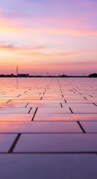 un ver de un grande campo con un cielo y edificios en el antecedentes foto
