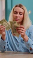 kaukasisch jung Frau Freiberufler Zählen Kasse unzureichend Menge von Geld. finanziell Krise. Konkurs. Armut und Elend. weiblich Mädchen Geschäftsfrau sitzt beim Zuhause Büro Tabelle im Leben Zimmer. video