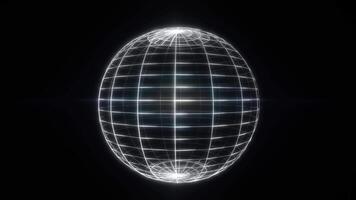 en trådmodell klot med korsande rader, symboliserar en ansluten värld, visas i en hög kontrast svart bakgrund, frammanande en känsla av digital teknologi och innovation video
