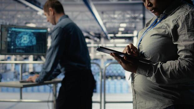 datos centrar programadores cheque ai tablero utilizando tableta, haciendo sistemas revisar. servidor cubo compañeros de trabajo prueba artificial inteligencia herramientas en dispositivo a garantizar de confianza actuación, cámara un foto