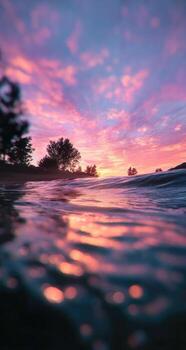 un puesta de sol terminado el Oceano con un ola en el primer plano foto