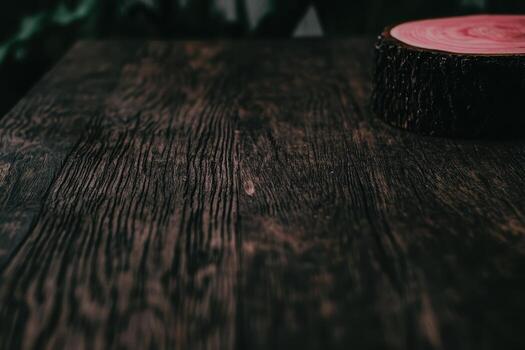 rústico de madera superficie con un sección transversal de un árbol maletero foto