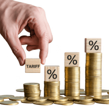 mano collocazione un' di legno bloccare con tariffa testo su un' pila di monete, che rappresentano commercio e finanziario implicazioni isolato su trasparente sfondo png