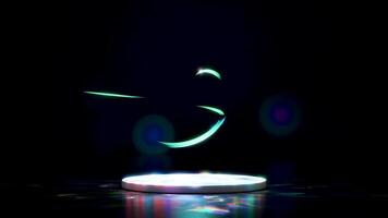 trogen lysande cirkulär skede eller piedestal på en mörk reflekterande yta med vibrerande färgrik reflektioner. abstrakt grön ljus ränder och bågar flyta ovan, skapande en dynamisk, modern bakgrund. video