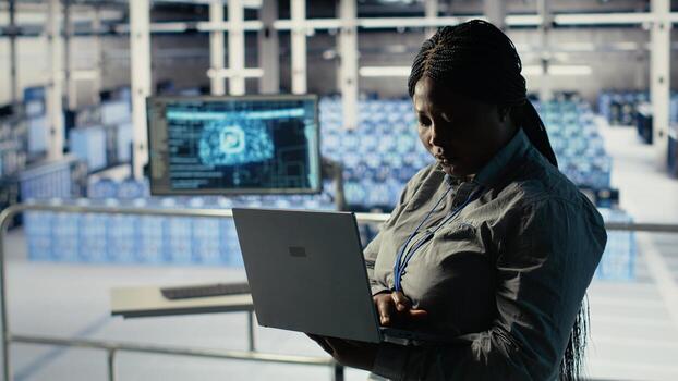 datos centrar administración cheques ai tablero utilizando ordenador portátil durante aparejos sistemas revisar. africano americano mujer en servidor cubo pruebas artificial inteligencia herramientas en cuaderno a cheque de confianza actuación foto