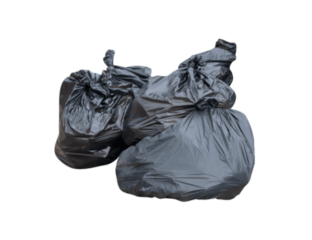 Müll im schwarz Müll Taschen im Stapel beim Müll Dump isoliert mit Ausschnitt Pfad im Datei Format png