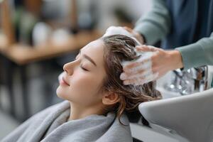 un persona experiencias un pelo lavar Servicio a un salón. experto manos suavemente limpiar el pelo con Rico espuma para un relajante cuidado tratamiento. foto