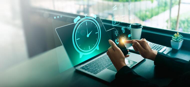 hora administración concepto con persona de negocios utilizando teléfono inteligente y computadora portátil, presentando digital alarma reloj icono, tarea Planificación, productividad planificación, y eficiente objetivo rastreo para trabajo éxito foto