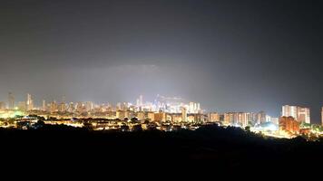 el ciudad benidorm luces arriba a noche en esta foto video