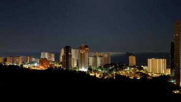 el ciudad luces son iluminado arriba a noche en esta foto video