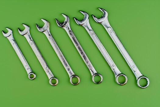 llave inglesa colocar, herramientas para motor reparar y mantenimiento de maquinaria en técnico y Ingenieria trabajo foto