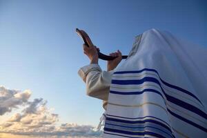 judío hombre soplo el shofar cuerno de rosh hashaná - nuevo año. soplo el shofar a amanecer foto