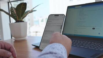 hombre utilizando un teléfono inteligente a cheque el estado de un proyecto video