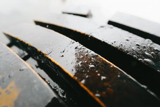 empapado de lluvia metal superficie revela intrincado texturas y patrones foto