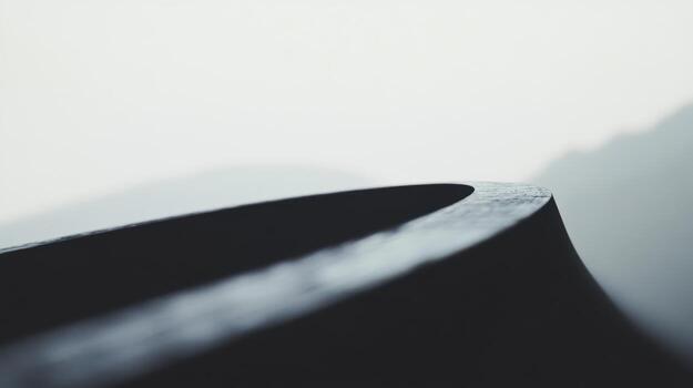 cautivador curvas de un pulcro estructura en medio de brumoso paisaje foto