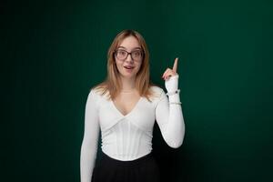 mujer en blanco camisa y negro falda participación arriba paz firmar foto