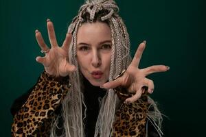 mujer vistiendo leopardo impresión chaqueta haciendo paz firmar foto